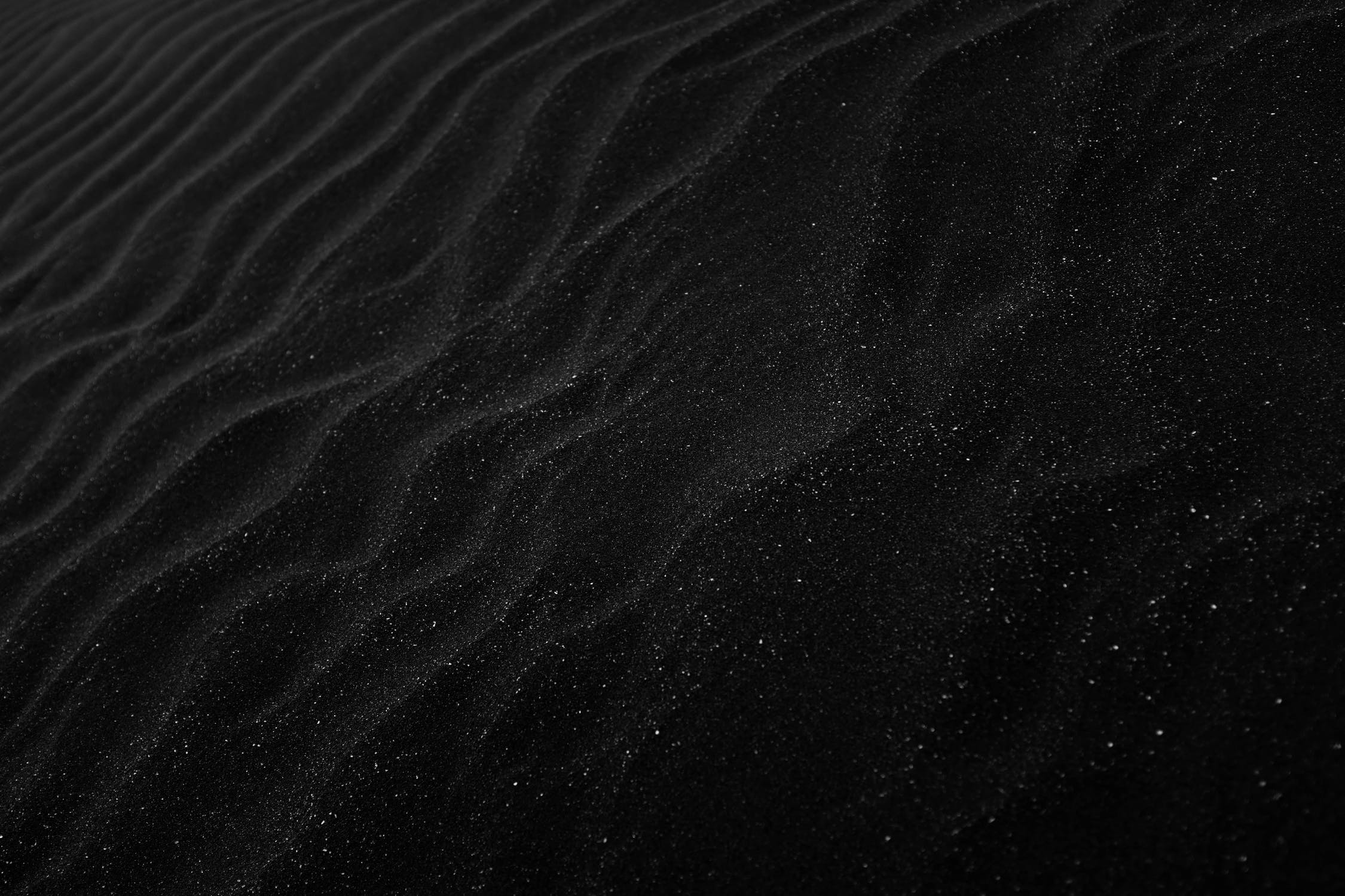 Foto von schwarzem Sand